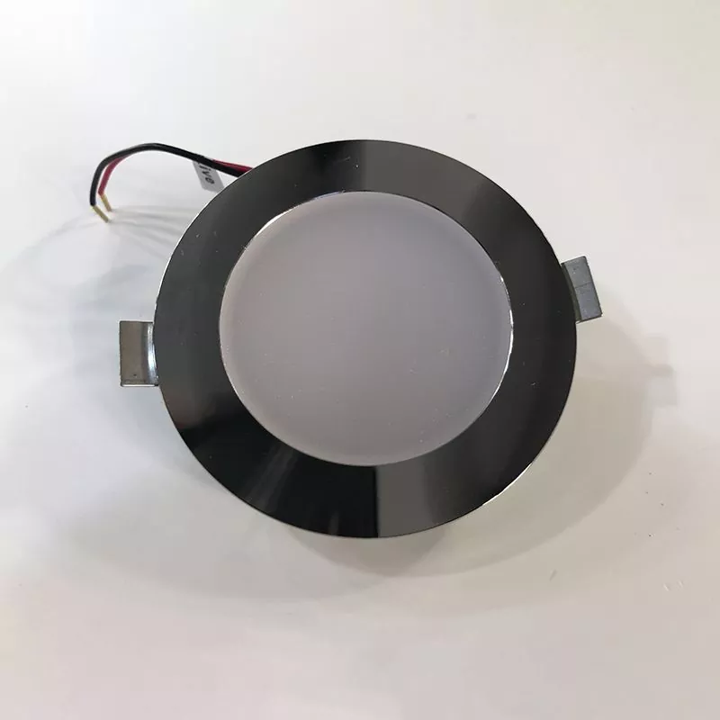 LED zapuštěné světlo do karavanu